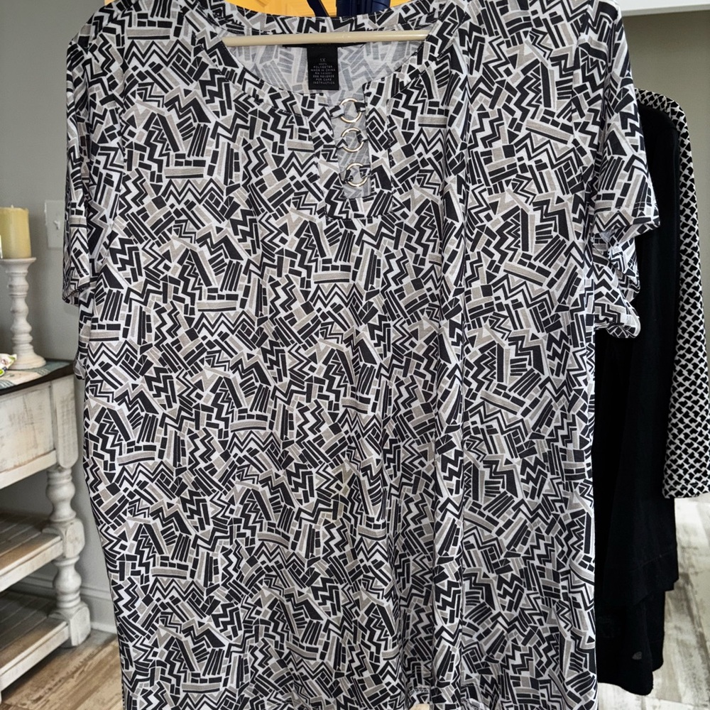 Preswick & Moore Black and White Graphic Short Sleeve Blouse